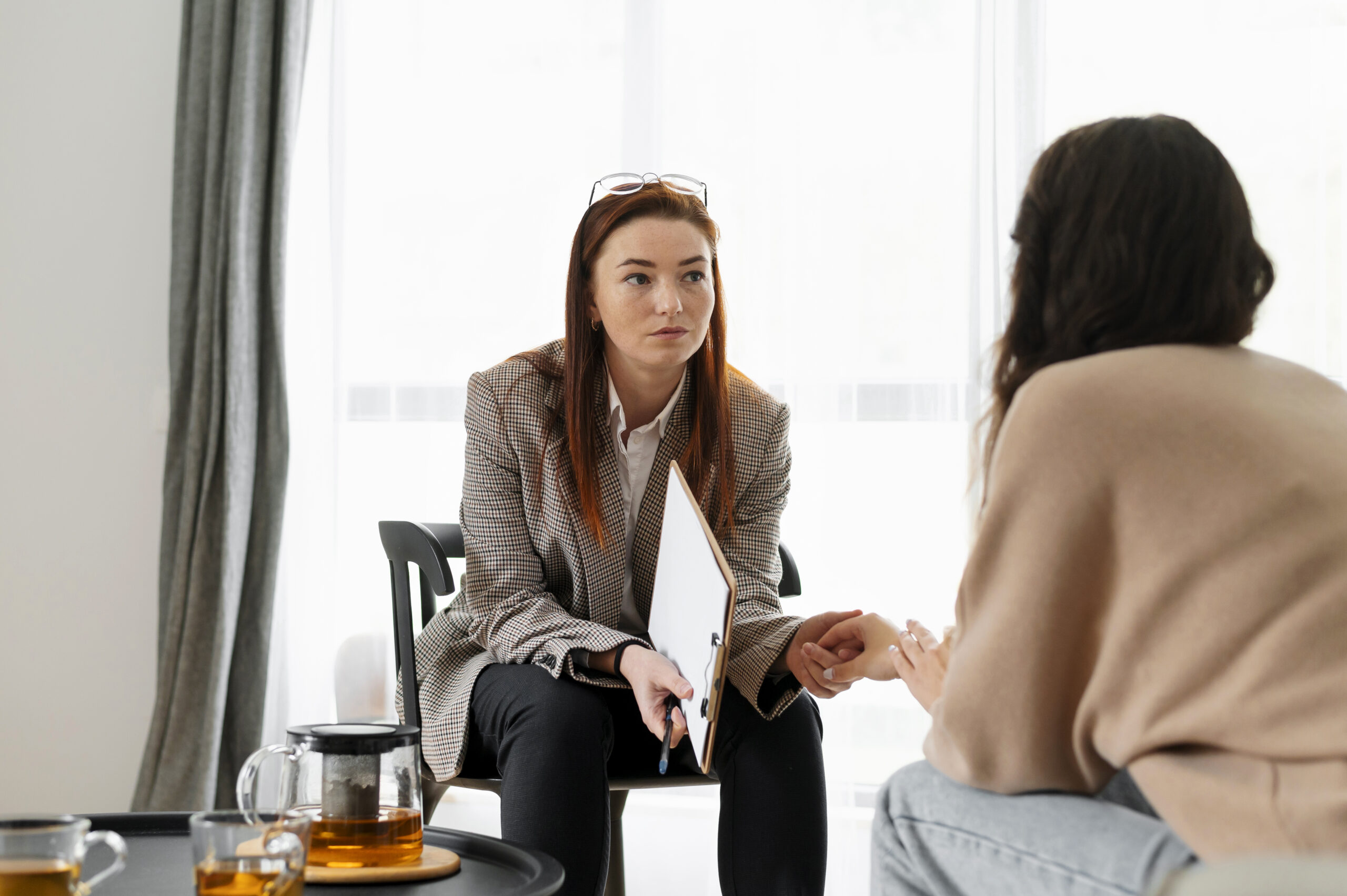 medium-shot-woman-discussing-with-therapist